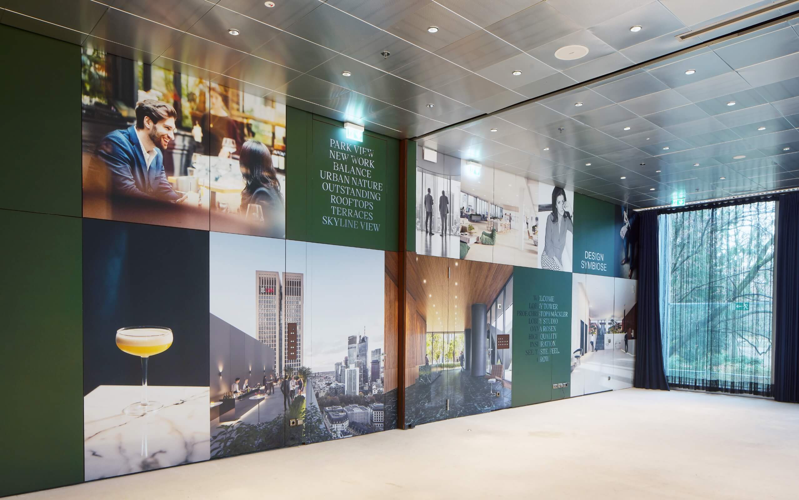 eine Wand mit verschiedenen Motiven, die collagenartig angeordnet sind