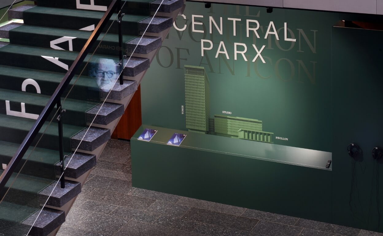 Eine dunkelgrüne Wand von schräg oben fotografiert mit dem Central Parx Ensemble darauf gedruckt