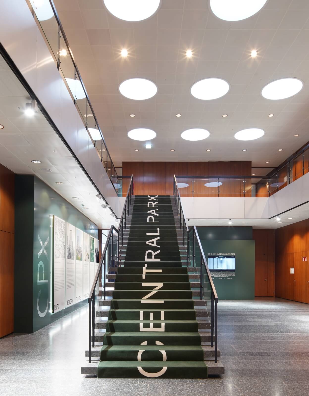 Eine Treppe in dem Pavillon auf den Stufen zeichnet sich der Schriftzug CENTRAL PARX ab