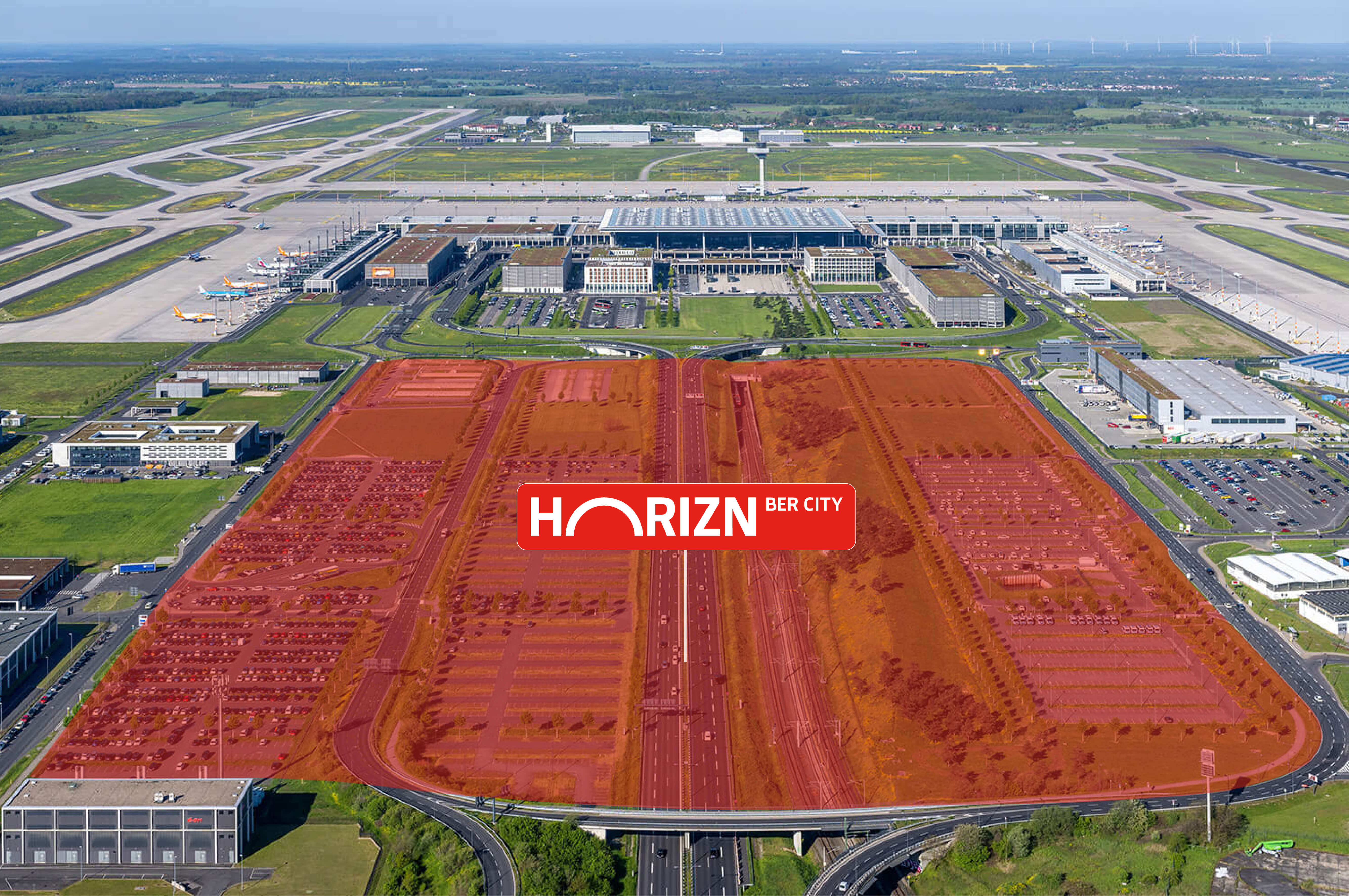 Luftbild des Flughafens BER, in dem das Entwicklungsgebiet HORIZN rot markiert ist
