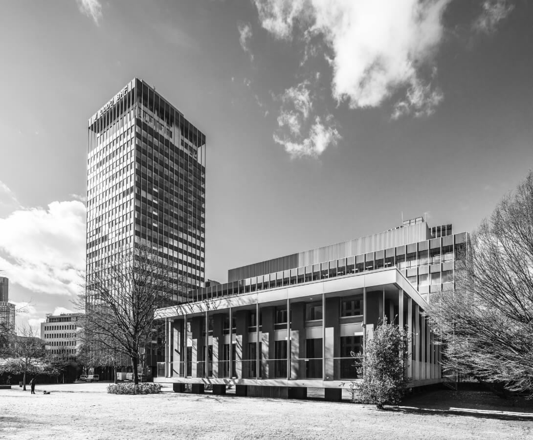 Das Ensemble Central Parx seitlich fotografiert in schwarz-weiß