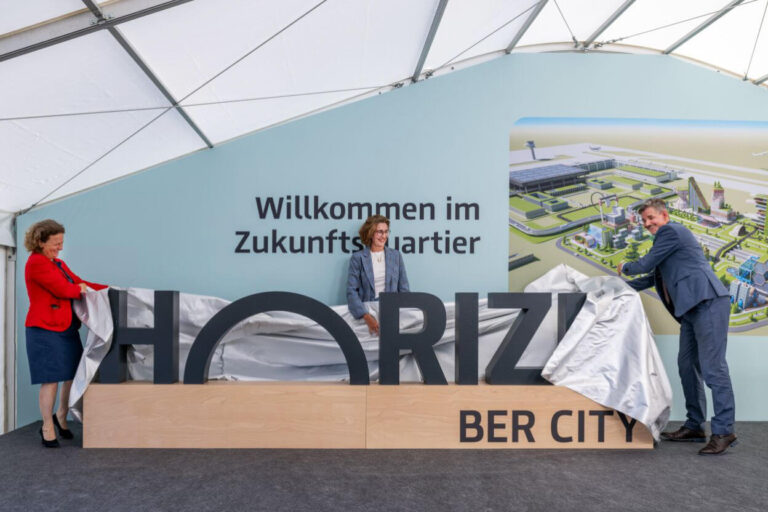 das 3D-logo Horizn Ber City wird enthüllt von 3 Personen auf dem Launch Event